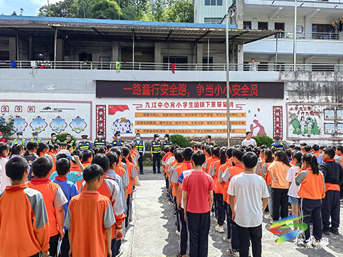 松桃高速公路“一路多方”聯(lián)合開展安全生產(chǎn)月宣傳活動