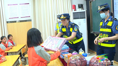 松桃高速公路“一路多方”聯(lián)合開展安全生產(chǎn)月宣傳活動