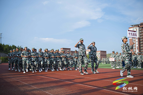 祝賀！松桃職校獲“全省學(xué)校國(guó)防教育和學(xué)生軍事訓(xùn)練工作先進(jìn)單位”稱(chēng)號(hào)
