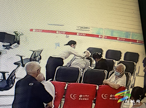 貴州銀行松桃支行妥善應(yīng)對處置一起突發(fā)事件全力挽救客戶生命