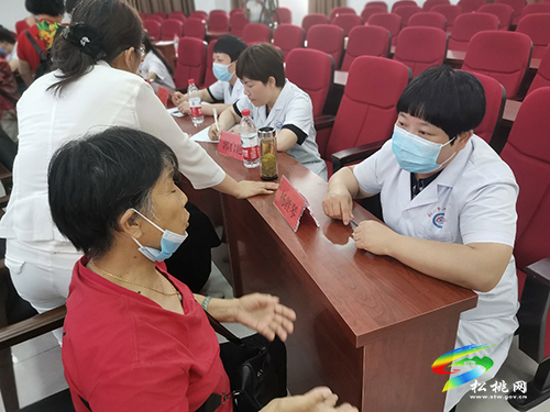 “關(guān)愛女性健康中國行”活動走進(jìn)松桃