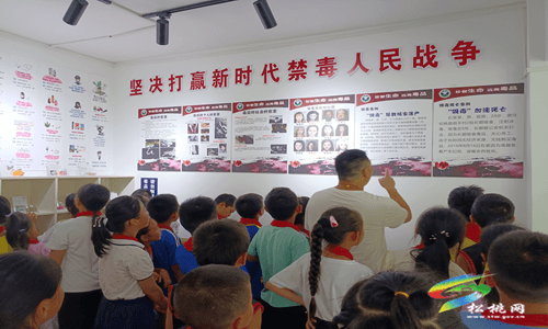 寨英鎮(zhèn)組織中小學(xué)生參觀禁毒教育基地