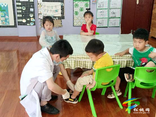 孟溪鎮(zhèn)衛(wèi)生院到孟溪幼兒園開展手足口病排查活動