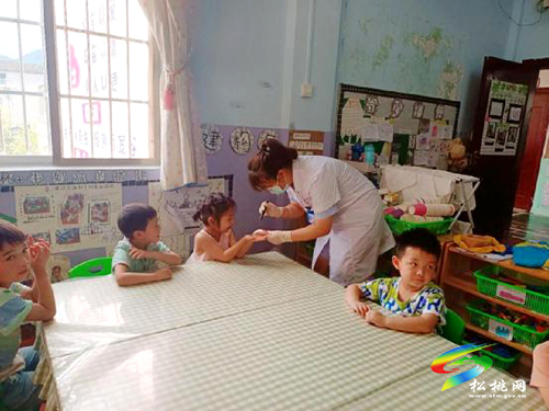 孟溪鎮(zhèn)衛(wèi)生院到孟溪幼兒園開展手足口病排查活動