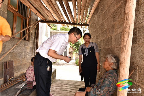 ​松桃人民醫(yī)院黨委辦黨支部與黃板鎮(zhèn)格黨村黨支部開(kāi)展支部聯(lián)建活動(dòng)