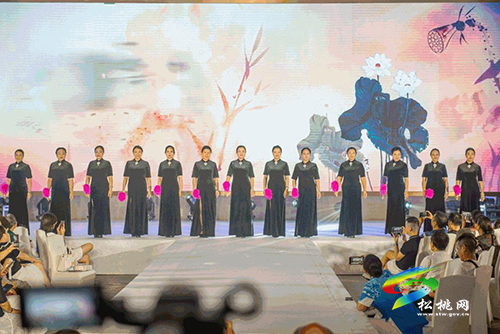 松桃銀鈴志愿服務(wù)隊(duì)助力黔湘渝邊區(qū)文化交流