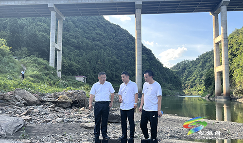 萬(wàn)釬有到老卜茨水井污水站調(diào)研錳污染治理工作