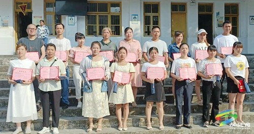 妙隘鄉(xiāng)完小舉行期末散學(xué)典禮暨表?yè)P(yáng)大會(huì)