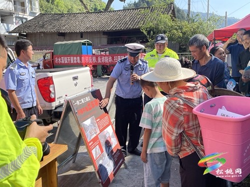 冷水溪鎮(zhèn)：發(fā)放“愛(ài)心頭盔”守護(hù)群眾安全出行