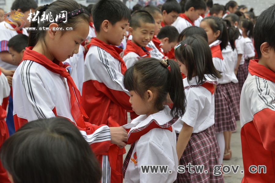 一完小舉行少先隊(duì)入隊(duì)儀式