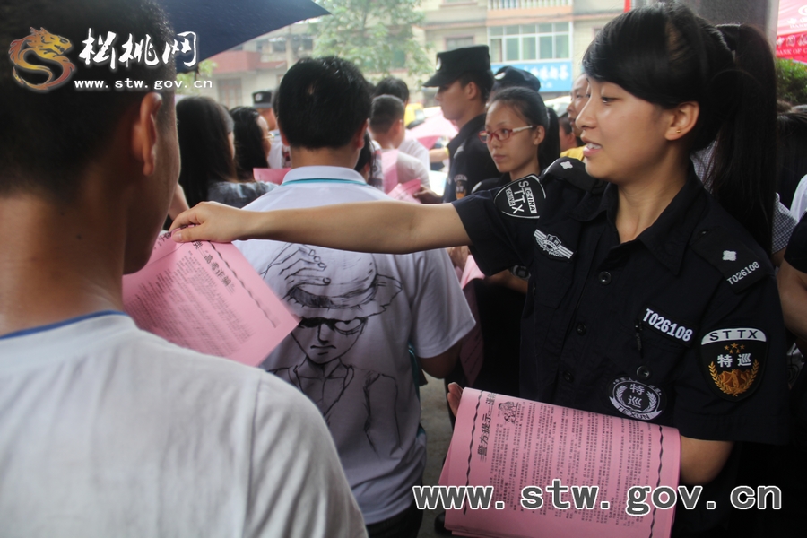 關(guān)愛考生——松桃·女警街頭宣傳謹(jǐn)防招生詐騙