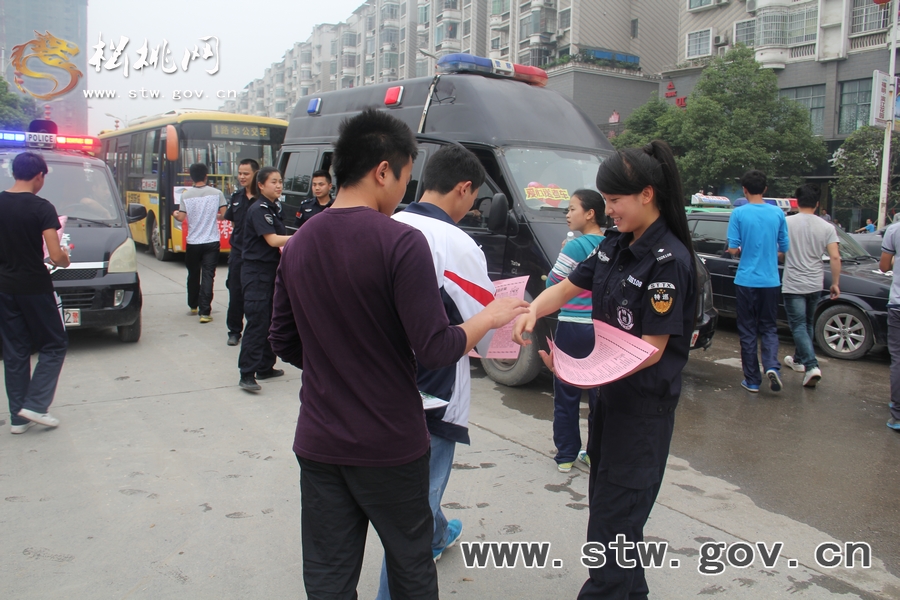 關(guān)愛考生——松桃·女警街頭宣傳謹(jǐn)防招生詐騙