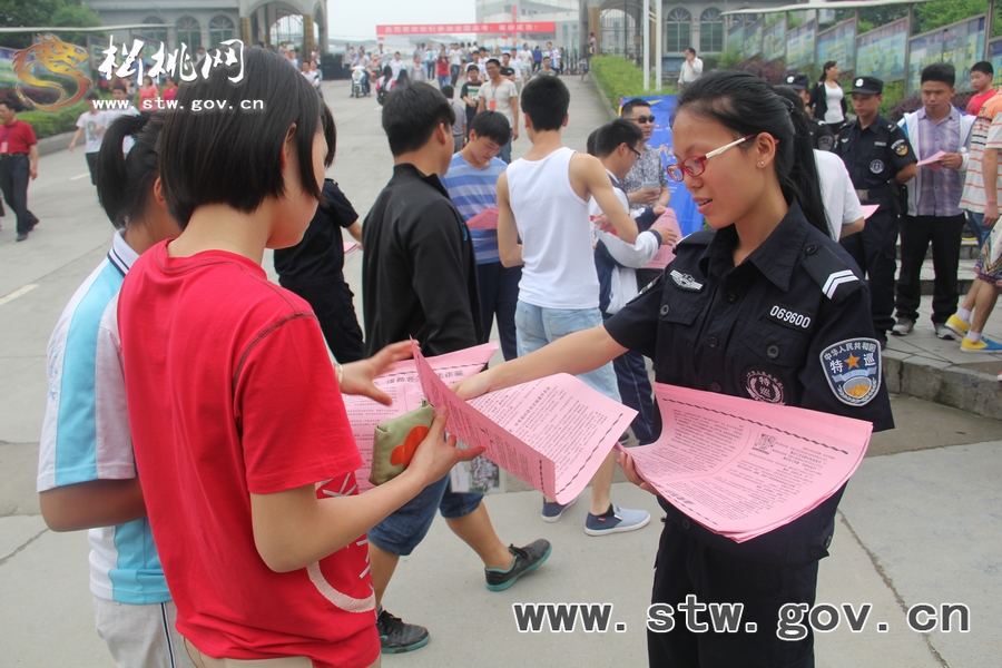 關(guān)愛(ài)考生——松桃·女警街頭宣傳謹(jǐn)防招生詐騙