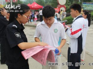 關(guān)愛(ài)考生——松桃·女警街頭宣傳謹(jǐn)防招生詐騙