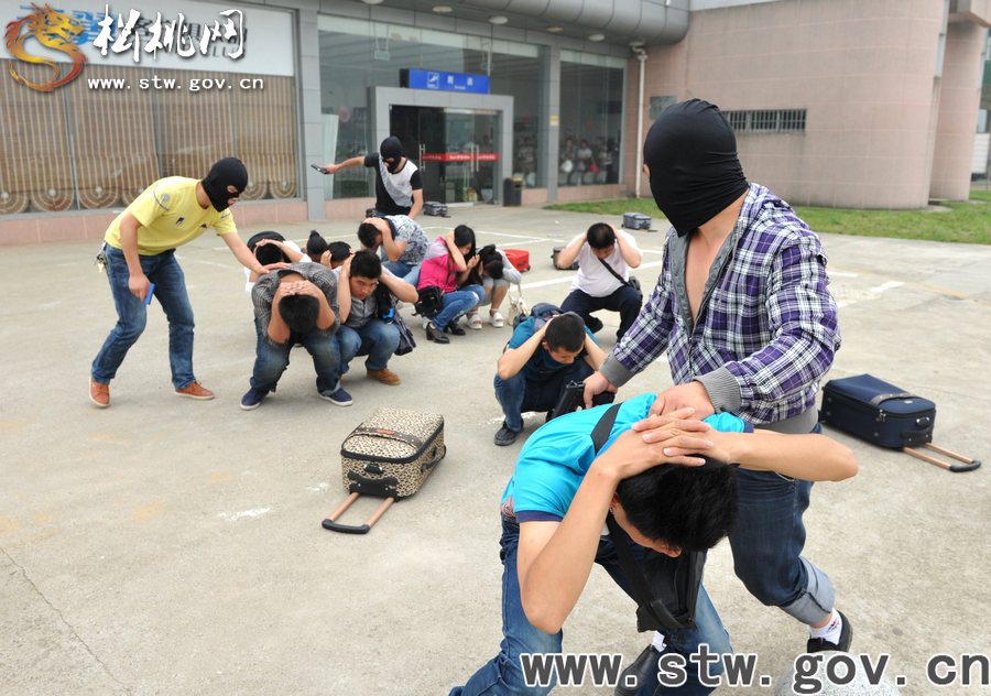 “獵鷹一號(hào)”反劫制暴反恐實(shí)戰(zhàn)演練活動(dòng)花絮