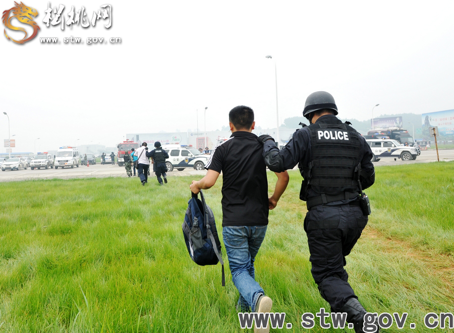 “獵鷹一號”反劫制暴反恐實戰(zhàn)演練活動花絮