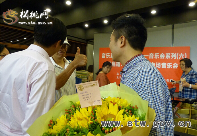 上海大學(xué)音樂(lè)學(xué)院舉行松桃歌手專(zhuān)場(chǎng)音樂(lè)會(huì)