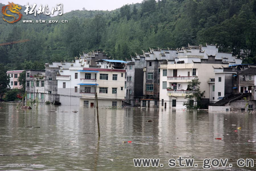 松桃長(zhǎng)坪鄉(xiāng)一天轉(zhuǎn)移安置災(zāi)民350余人