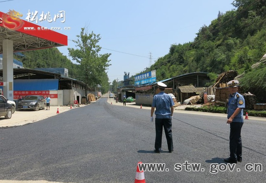 松桃老車站至魚泉溝油路鋪設(shè)完工