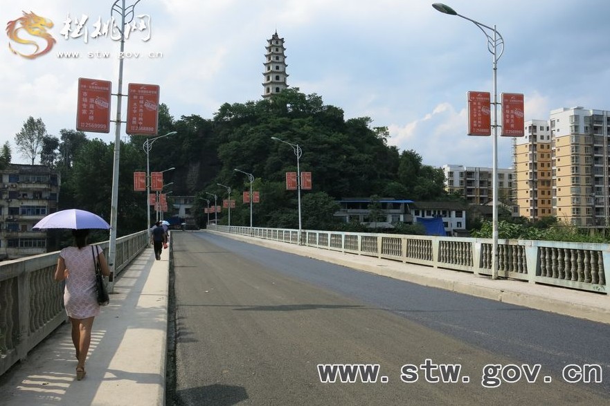 松桃老車站至魚泉溝油路鋪設(shè)完工