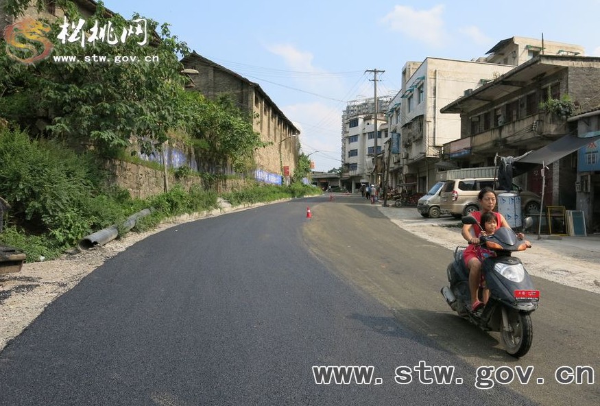 松桃老車站至魚泉溝油路鋪設(shè)完工