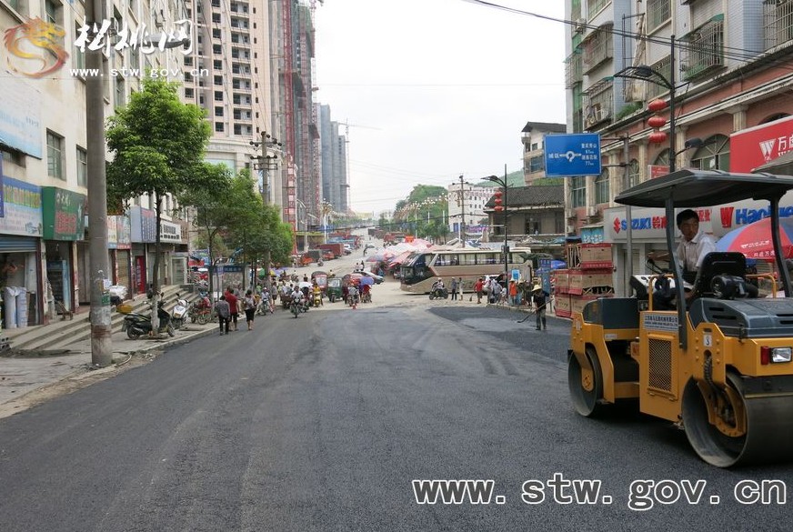 松桃老車站至魚泉溝油路鋪設(shè)完工