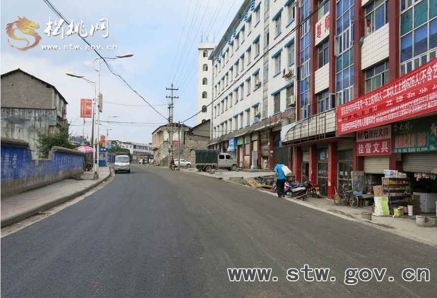 松桃老車站至魚泉溝油路鋪設(shè)完工