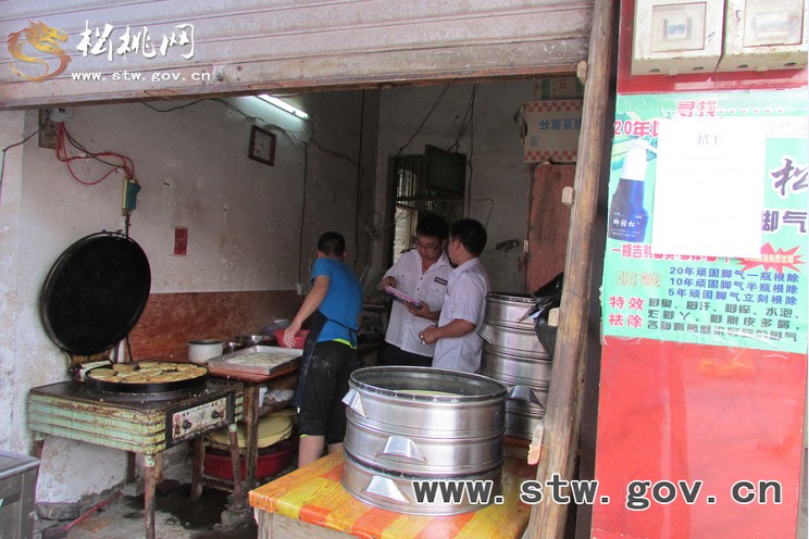 普覺(jué)鎮(zhèn)開(kāi)展食品安全專(zhuān)項(xiàng)整治行動(dòng)