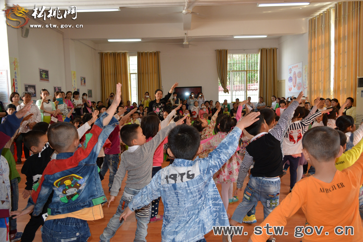 松桃實(shí)驗(yàn)幼兒園開展感恩母親活動