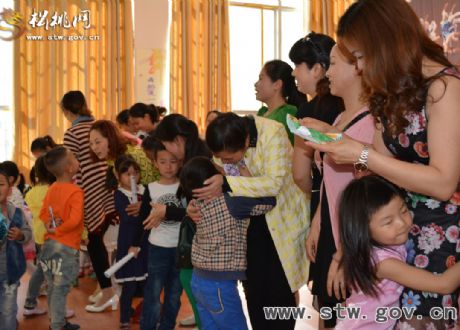松桃實(shí)驗(yàn)幼兒園開展感恩母親活動(dòng)