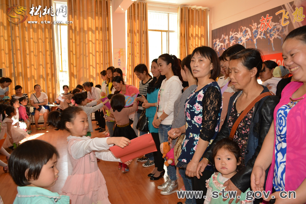 松桃實(shí)驗(yàn)幼兒園開展感恩母親活動