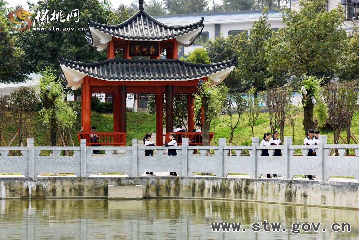 菁菁校園•楹聯(lián)書香潤(rùn)桃李
