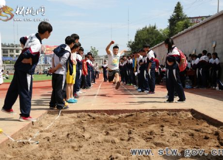 明德衡民中學(xué)舉行第十一屆田徑運(yùn)動(dòng)會(huì)