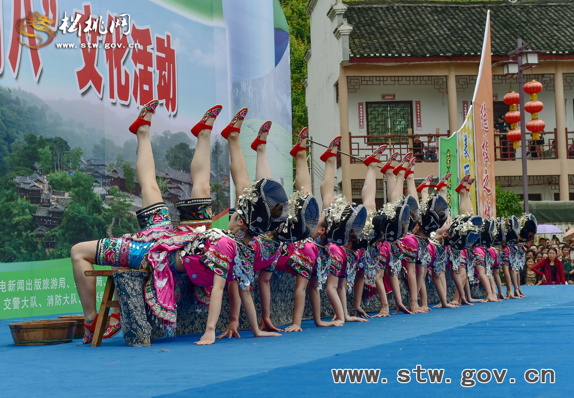 苗族“本土明星”精彩亮相，數(shù)萬(wàn)群眾見(jiàn)證松桃“四月八”