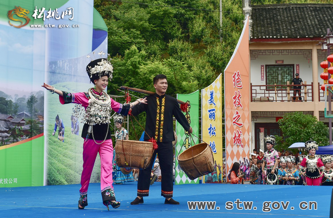 苗族“本土明星”精彩亮相，數(shù)萬群眾見證松桃“四月八”