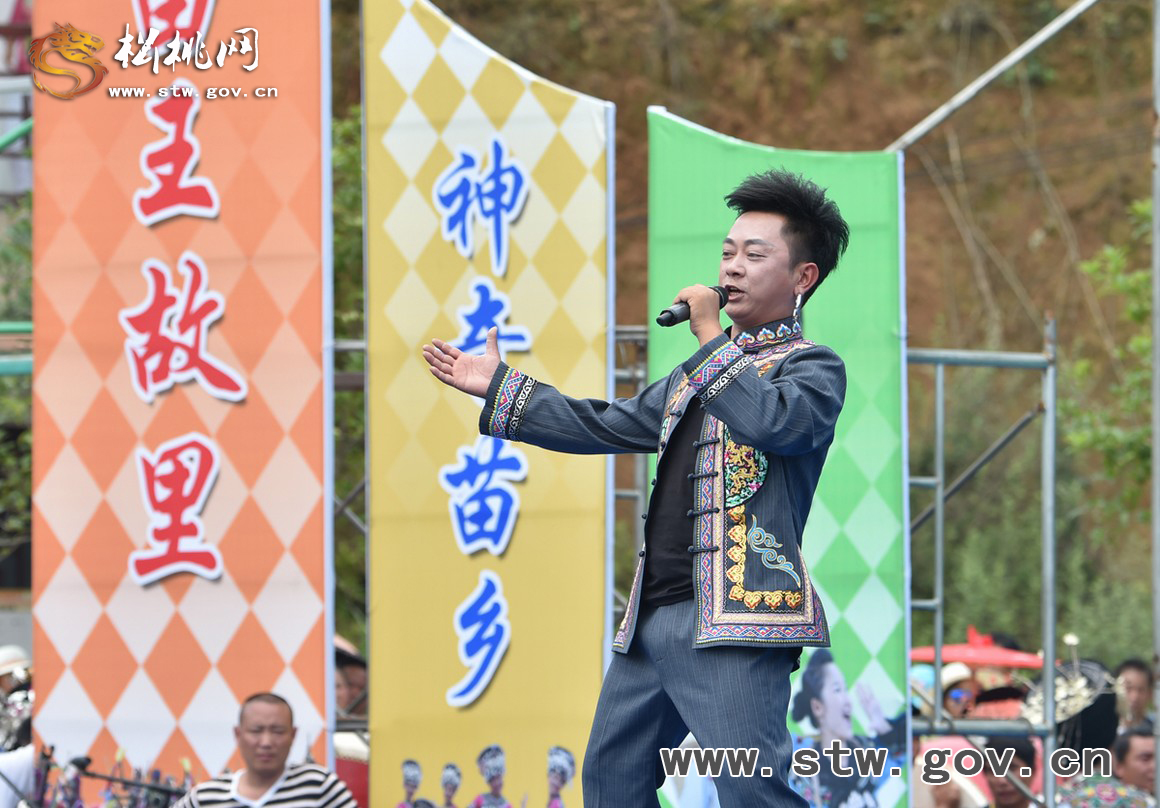 苗族“本土明星”精彩亮相，數(shù)萬群眾見證松桃“四月八”