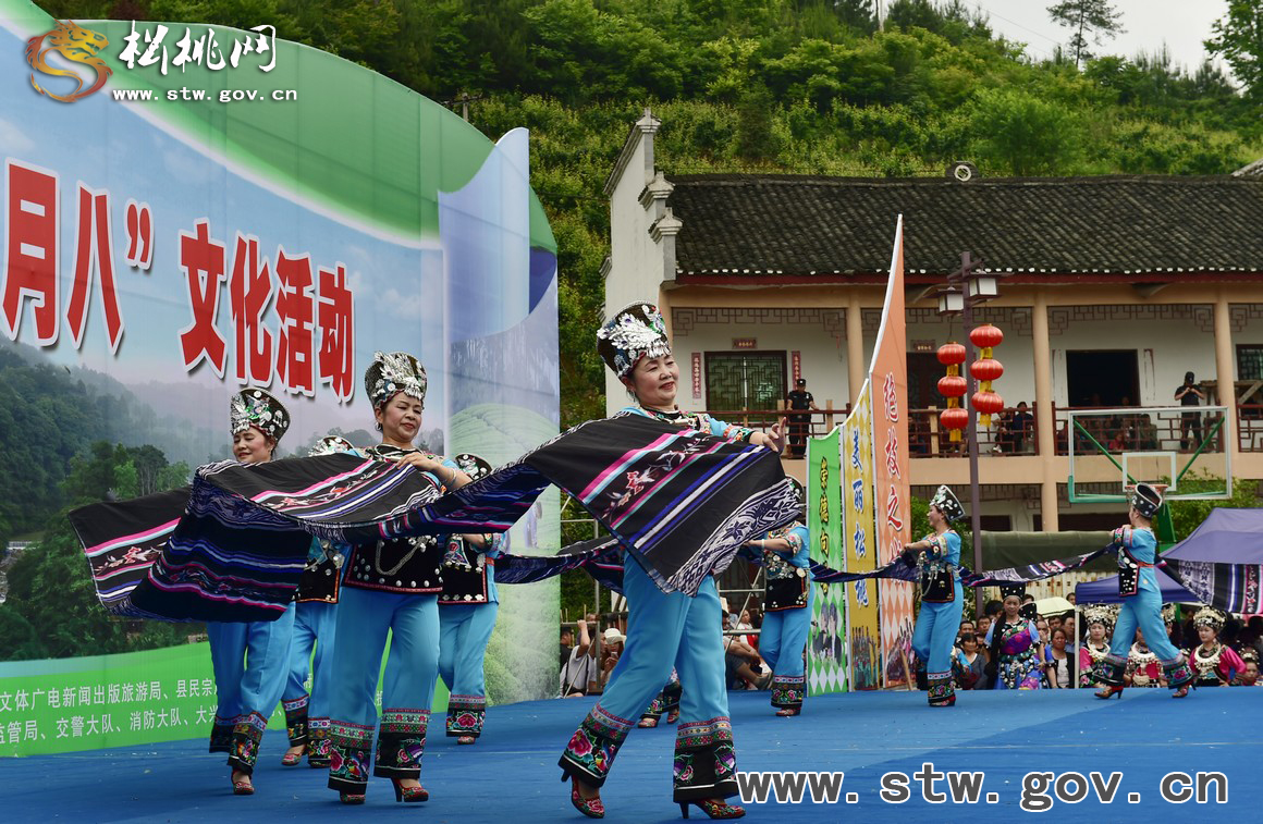 苗族“本土明星”精彩亮相，數(shù)萬群眾見證松桃“四月八”