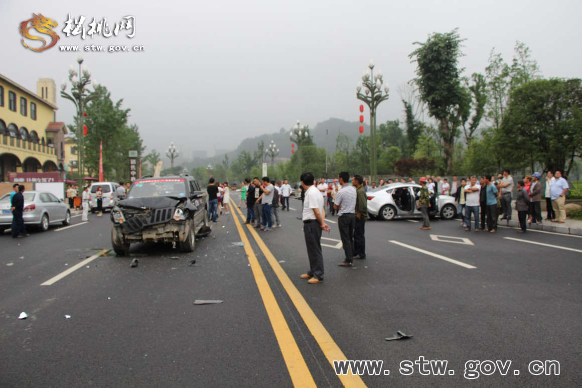 兩車相撞導(dǎo)致1人被困  松桃消防破拆營(yíng)救