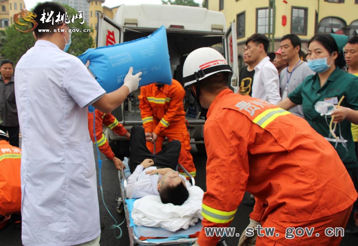 兩車相撞導(dǎo)致1人被困  松桃消防破拆營救