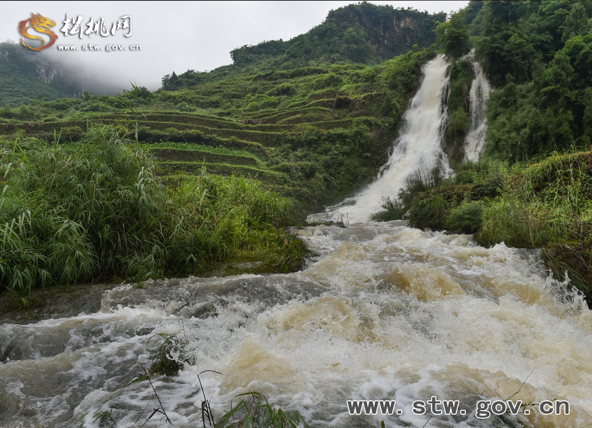 “松桃八景”之響水泉飛