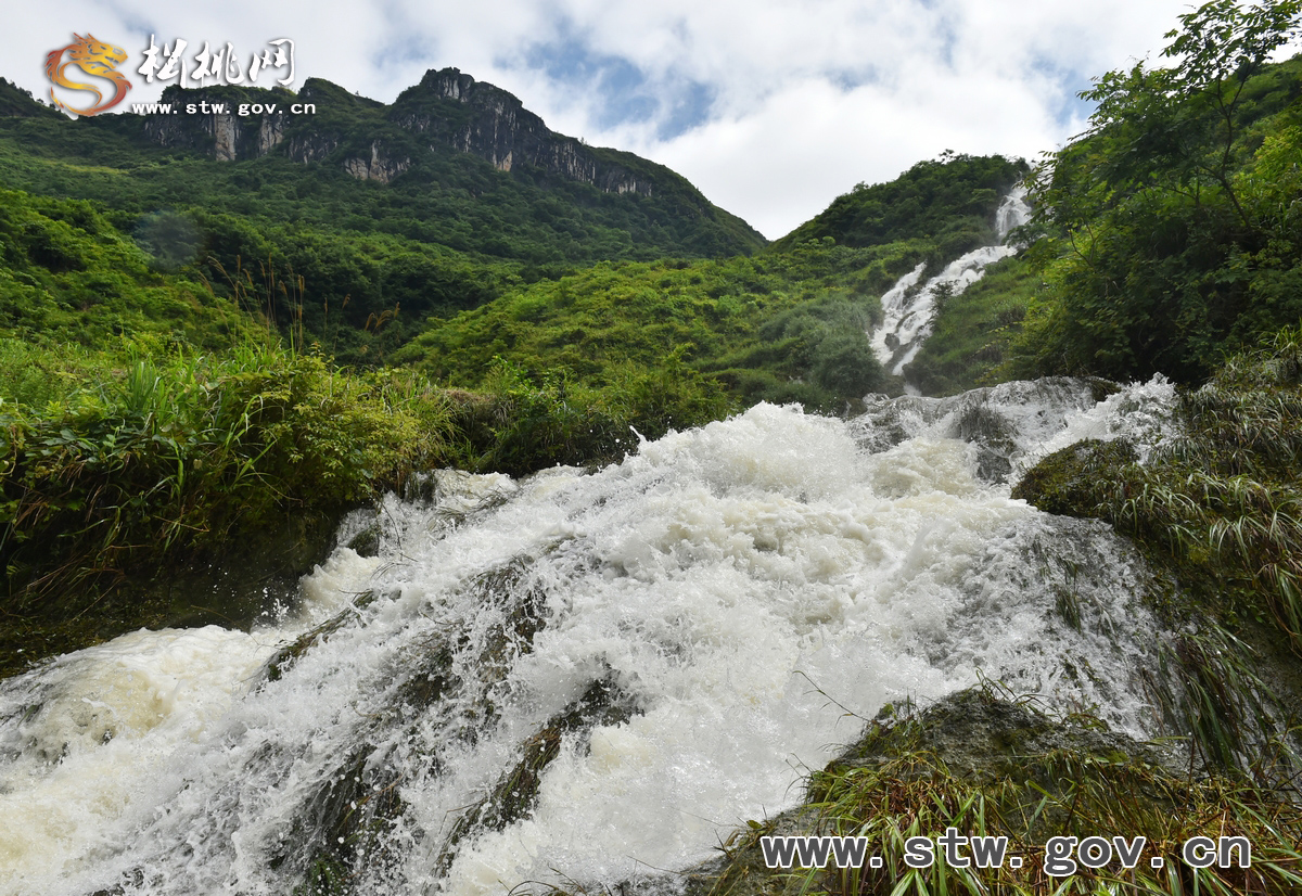 “松桃八景”之響水泉飛
