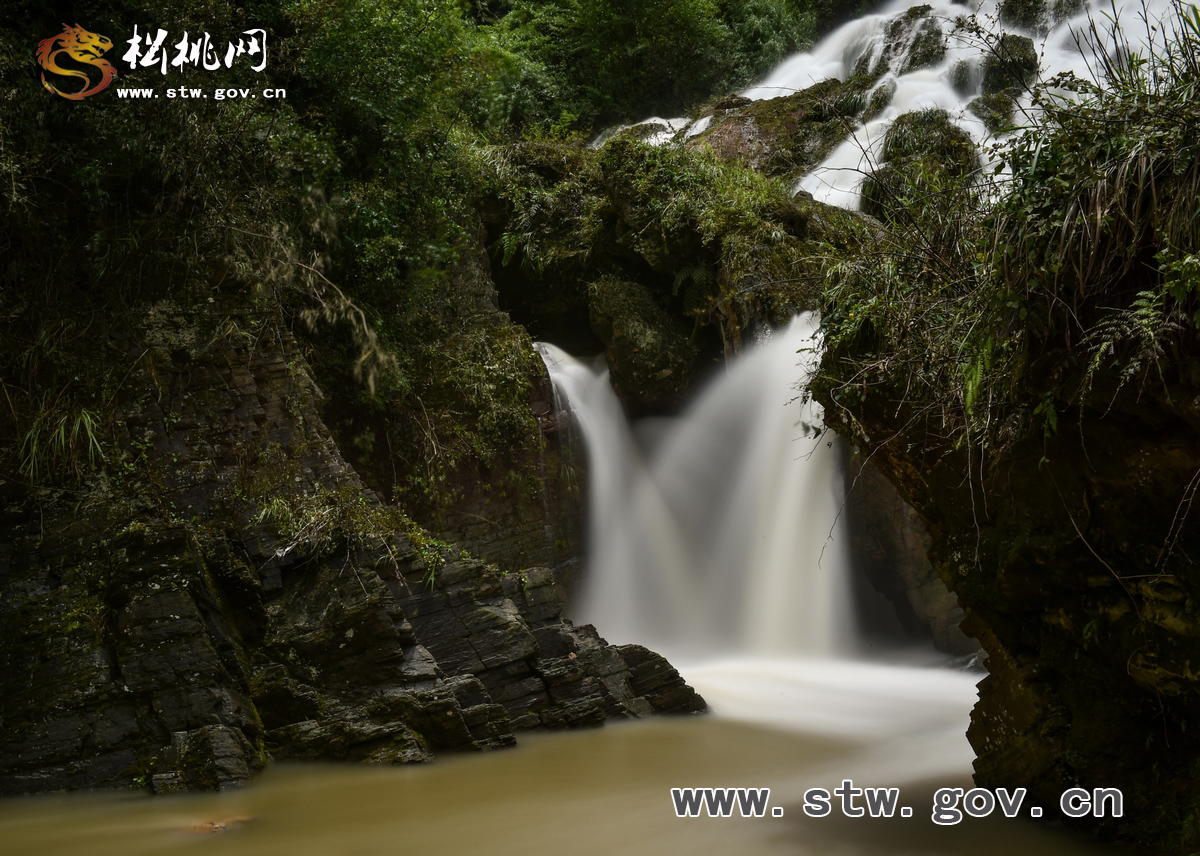 “松桃八景”之響水泉飛