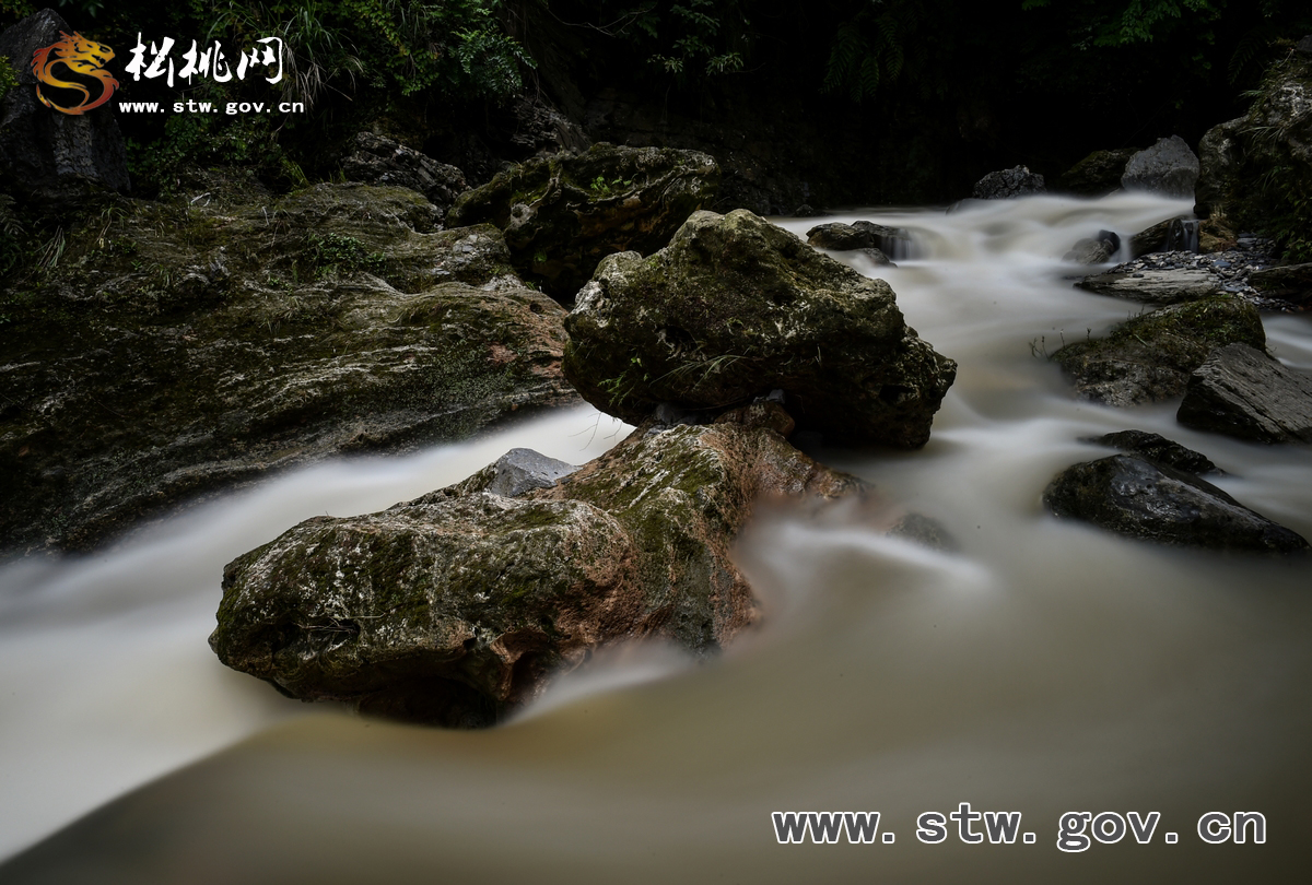 “松桃八景”之響水泉飛