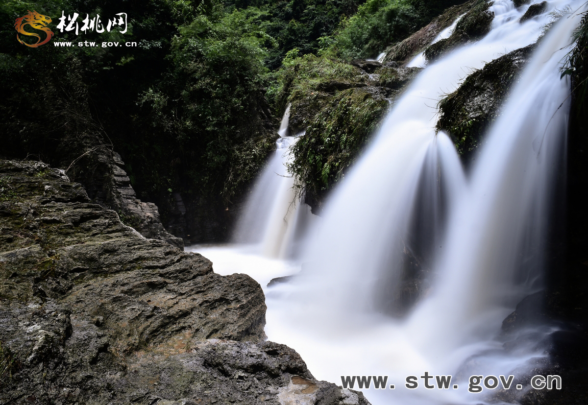 “松桃八景”之響水泉飛