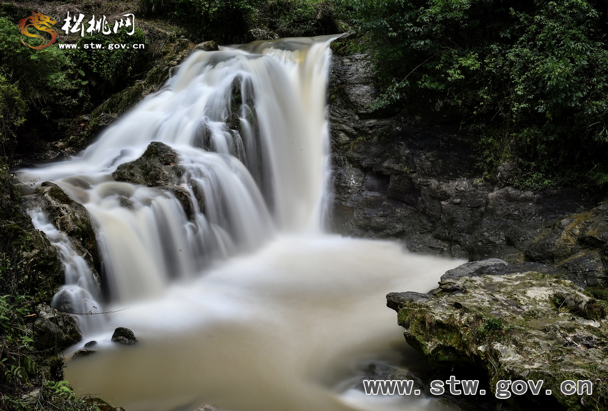 “松桃八景”之響水泉飛