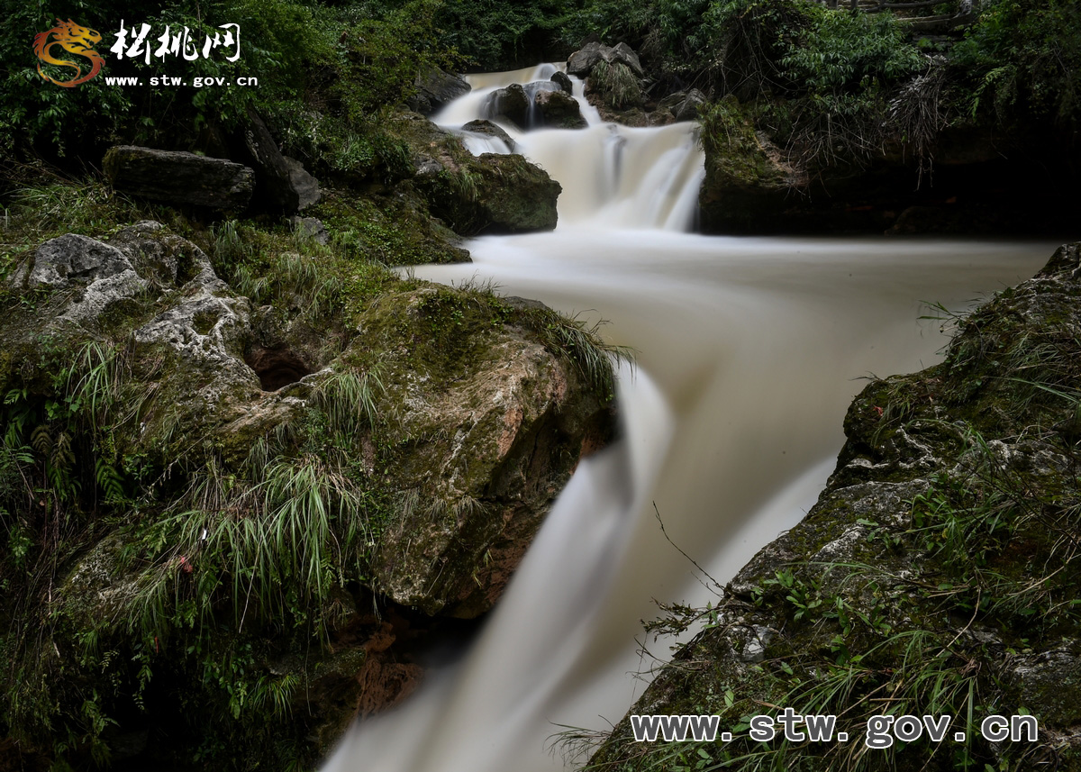 “松桃八景”之響水泉飛