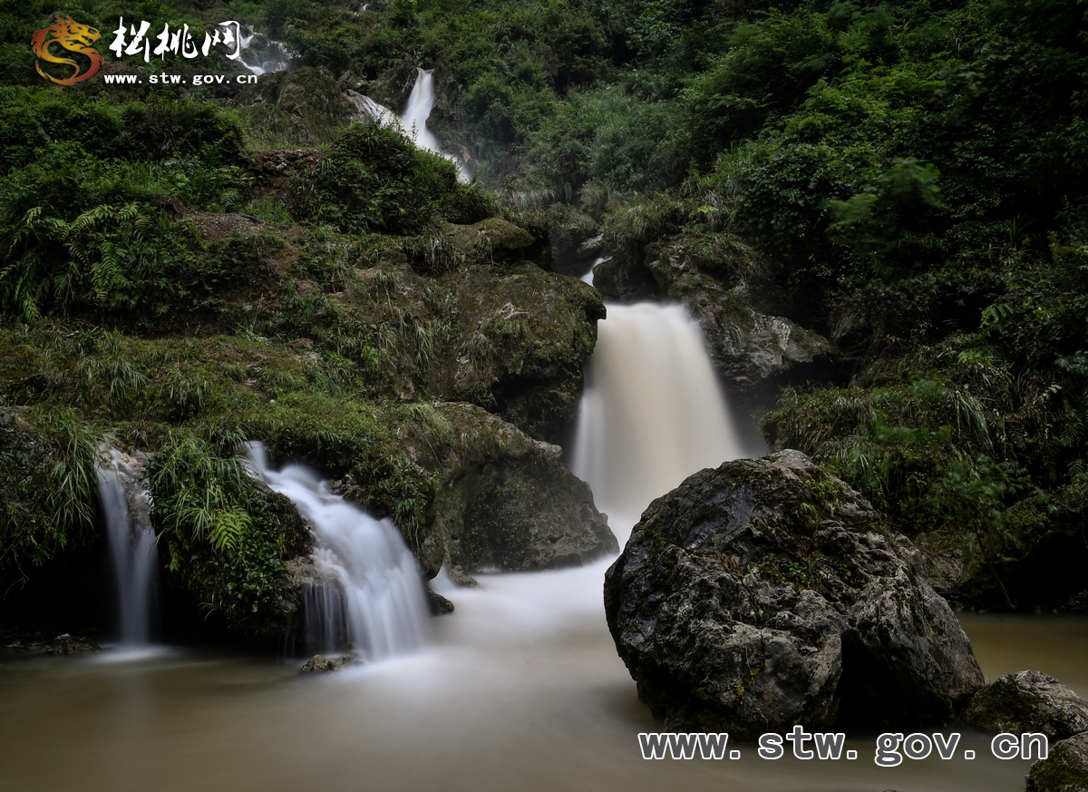 “松桃八景”之響水泉飛