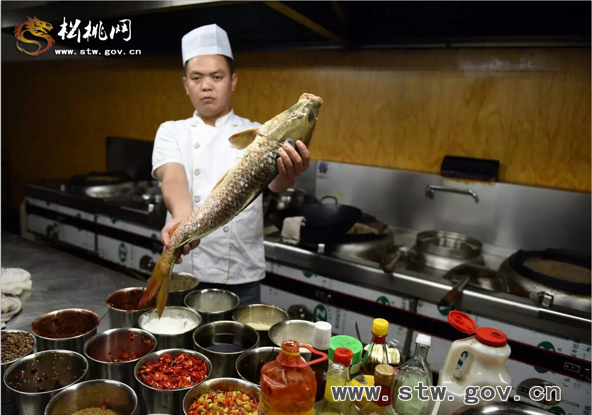 去恒豐生態(tài)山莊，品嘗的不止是美味的苗魚！