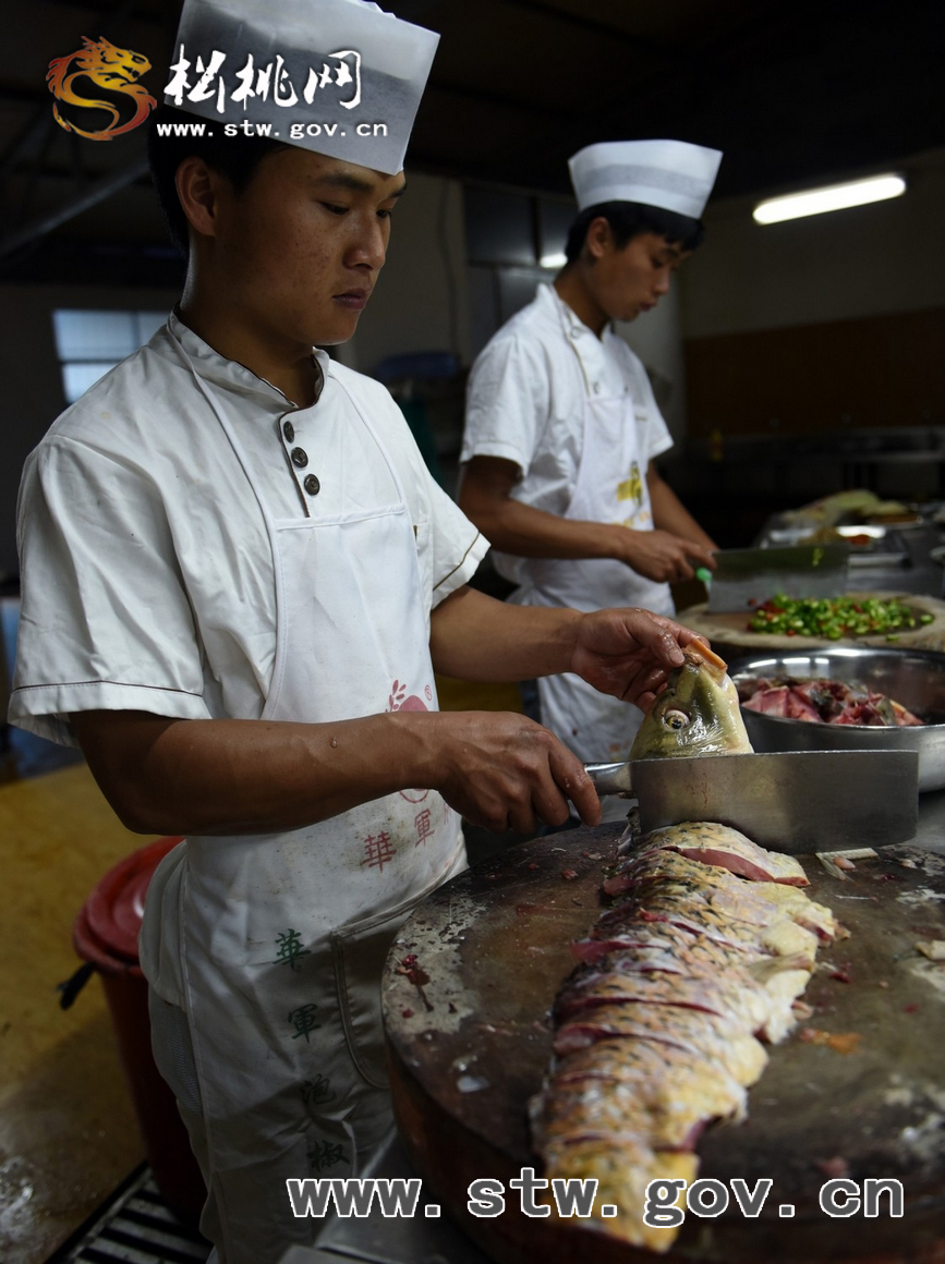 去恒豐生態(tài)山莊，品嘗的不止是美味的苗魚！