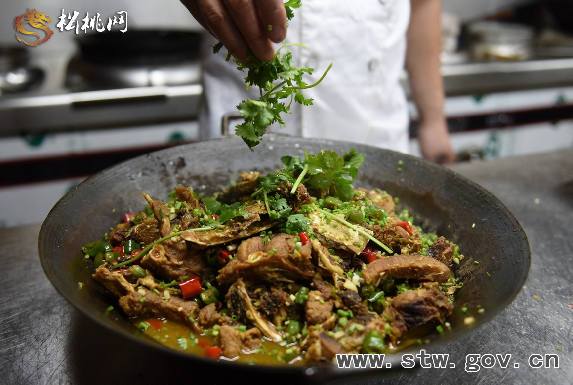 去恒豐生態(tài)山莊，品嘗的不止是美味的苗魚！